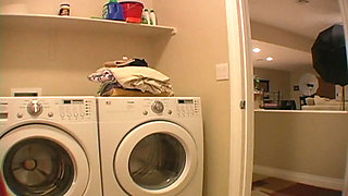 Fany gets her pussy stimulated by the laundry machine's vibrations