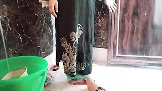 Muslim girl ko paise dekar bathroom me jabar dasti choda