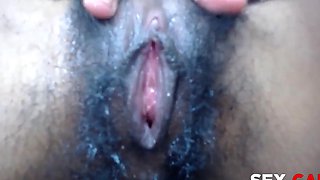 Homemade video of a solo chick pleasuring her dripping pussy