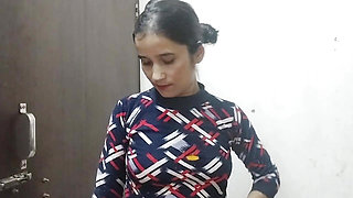 Desi aunty ko saman dene ke bahane pel diya
