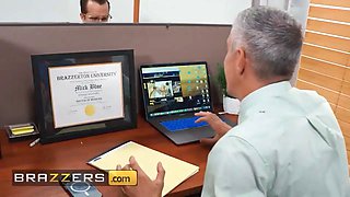 Brazzers - mind-blowing blondie boss Kenzie Taylor surprises Mick Blue with some anal activity at work