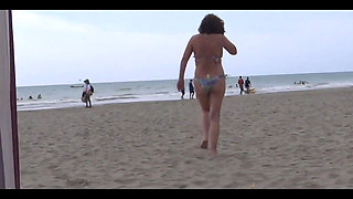 Mature Beauty on the Beach She Shows off, Enjoys the Sea and Masturbates Before Getting Fucked by Her Lover