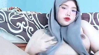 Masturbation of a Horny Jilbab Girl Causes Fluid to Come Out of Her Vagina Until It Is Wet
