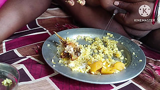 Garmi mein bhabhi khana khate hue Masti ki