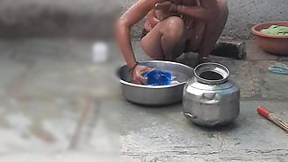 The elder sister-in-law&#039;s stepsister is bathing naked in the open courtyard of the house, the elder sister-in-law&#039;s st