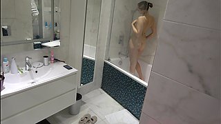 Amateur Cam Catches Wet Teen in the Shower