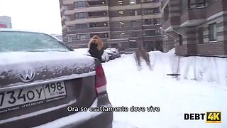 Debt4k. la sexy cameriera dai capelli lunghi rose kinky restituisce denaro usando il suo corpo sexy