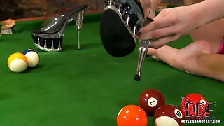 Flexible fox cues up for pool