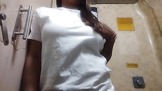 Indian Girl Mona Train Ke Bathroom Me Boobs Dikhate Hue