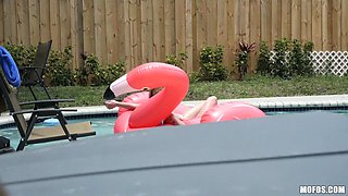 Tempting teen beauty Scarlet Johnson hot sex clip