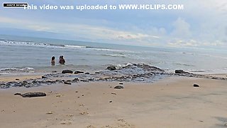 Bricadeira Acaba Em Muito Sexo Numa Praia Movimentada