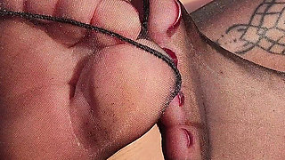 Glossy Black Nylon Footjob Im Garten