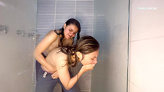 Lesbianas Mojadas Con Jeans Sexo Salvaje Bajo La Ducha