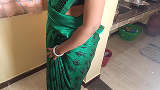 Green Colour Saree Aunty Hot Romance Viral Video
