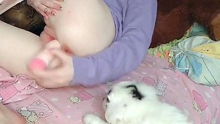 Cute amateur teen girl toying her pussy in bed on cam