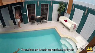 Hunt4k. aventures sexuelles dans une piscine privée