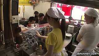Kellnerin Mimi Asuka wird in einem belebten Restaurant vom Chef gefingert und gespielt