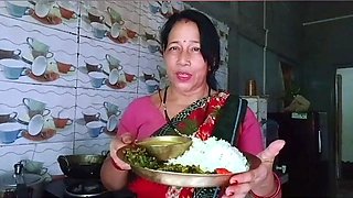 Newly married Bhabhi seduce by bra seller in the home.h264