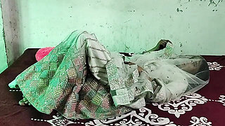 Nayi naweli dulhan ko sasur ne paise dekar jabar dasti pela