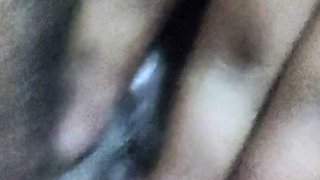 Chudai ki pyasi bhabhi dekhiye kaise masal rahi chut ko