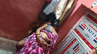 Beautiful bhabhi ki sari me chudai ki desi doggy position thukai kiya bhabhi ki