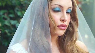 Big ass bride exposed her amazing body