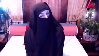 Arab milf with fabulous ass gets herself off on webcam