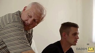 Daddy4k. pasándola bien sobre la polla de su suegro