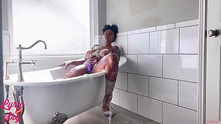 Lyric Sky - Wild Dildo Masturbation And Hard Pussy Pounding-steamy Clawfoot Tub Bubble Bath