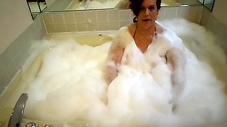 Bodacious wife puts her hot curves on display in the bathtub