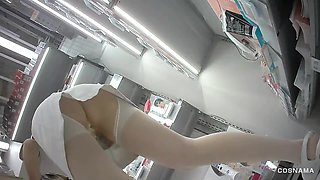 ミニスカ制服美容ブランド店員の接客中のギリギリ