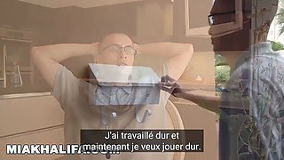 Mia Khalifa - une starlet du porn arabe enseigne à virgin comment avoir des relations sexuelles avec une femme