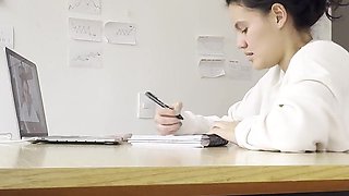 Dos Chicas Se Tocan Durante Una Videollamada Sin Que Nadie Se De Cuenta