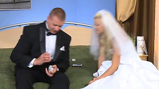 Bride to be getting pussylicked during game