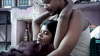 Indian housewife with natural big boobs gives a tantalizing flash at home