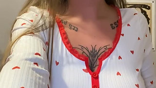 Tattooed goth slut fingers her virgin big ass