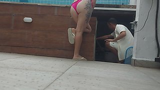 MORENA MARRIED WAITED FOR HER HUSBAND TO LEAVE THE HOUSE TO GIVE HER PUSSY TO THE SWIMMING POOL