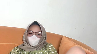 Young young mama shows off her perfect body