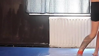 2 Hot Girls Grappling