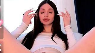 Brunette Tranny jerking in hard dick in solo Webcam