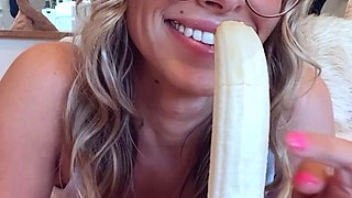 Very hot amateur thai teen girl toying her pussy on cam