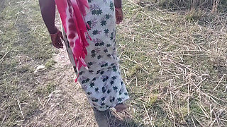 Khet mein lekar apna wife ko din mein open sex  video