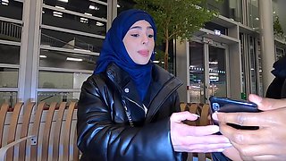 Arabic babe is ready to give her for a stranger's help in the airport