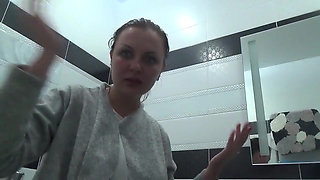 Sexy Kate peeing for you