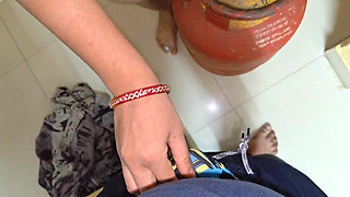Gas Delivery Boy Se Chudai Karwai