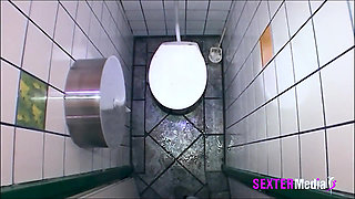 Amateur Sex on the Toilet