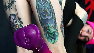 Amateur preggo hoe toys her pussy close up in fetish solo