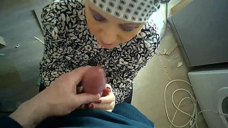 Muslim woman tries sucking a cock and does a good job