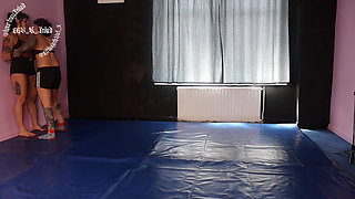 2 Hot Girls Grappling