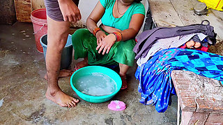 Desi bhabhi ne  bathroom me land chusha